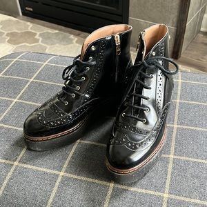 Moschino Love Moschino Chelsea boots with zipper. Wingtip design with wedge sole